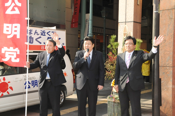 青年局の穴井別府市議と國宗大分市議とともに、大分の商店街にて街頭演説をしました